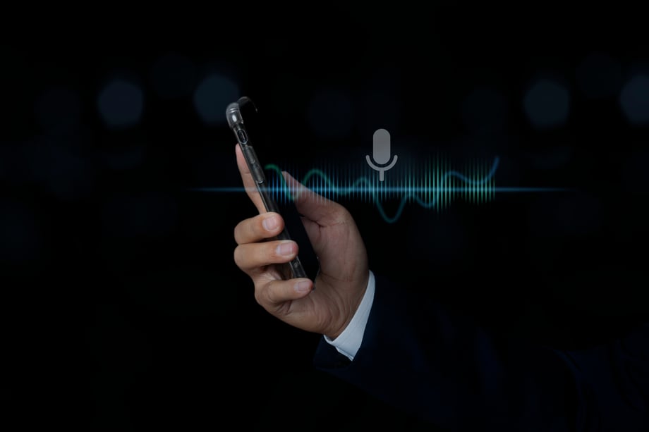 mano-de-hombre-de-negocios-sosteniendo-un-telefono-inteligente-usando-un-asistente-de-voz-hablando-con-un-telefono-inteligente-para-acceder-la-informacion-aplicacion-de-asistente-virtual