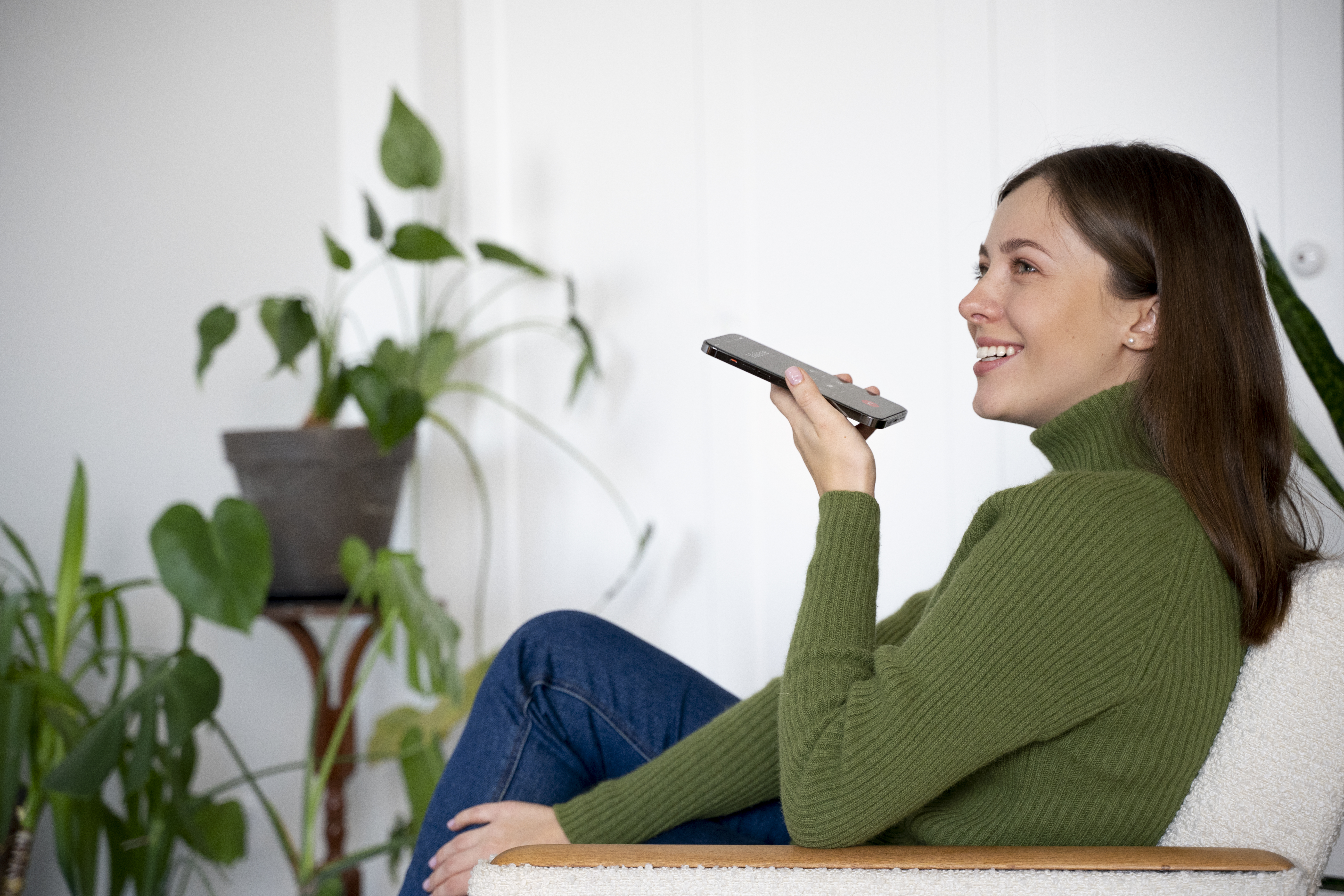 mujer-hablando-por-su-telefono-inteligente-mientras-esta-en-casa-usando-la-funcion-de-manos-libres